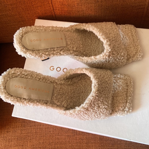Good American cream Sherpa shoes - Picture 4 of 4